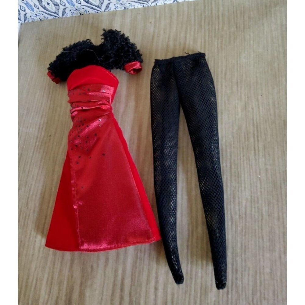 Barbie Fashion Fever 2007 Red Dress Black Stole Tights #73375 Mattel